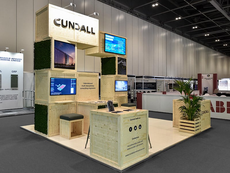 Wood and moss exhibition stand with screens